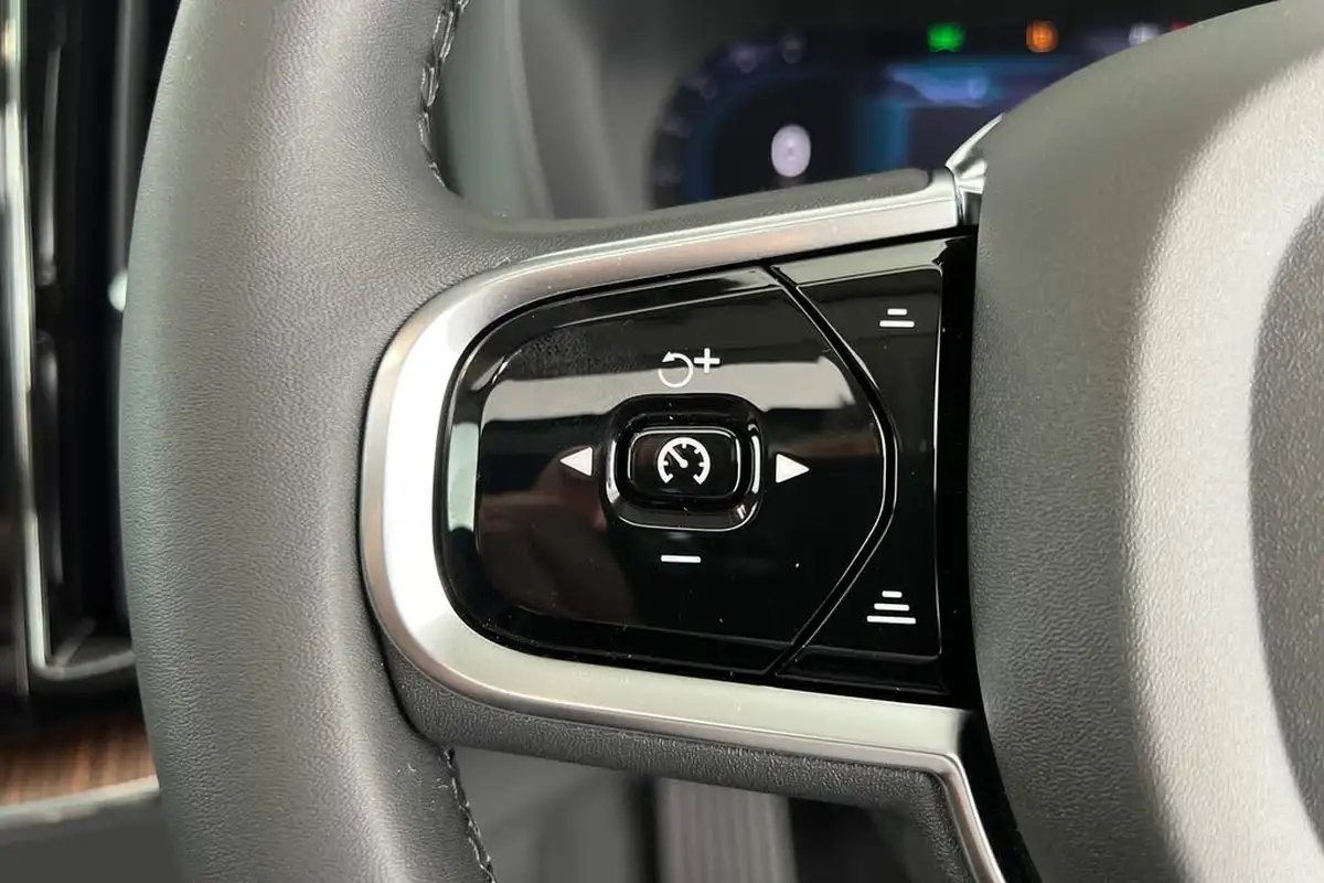 2024-volvo-xc60-20-t8-ultimate-dark-big-10
