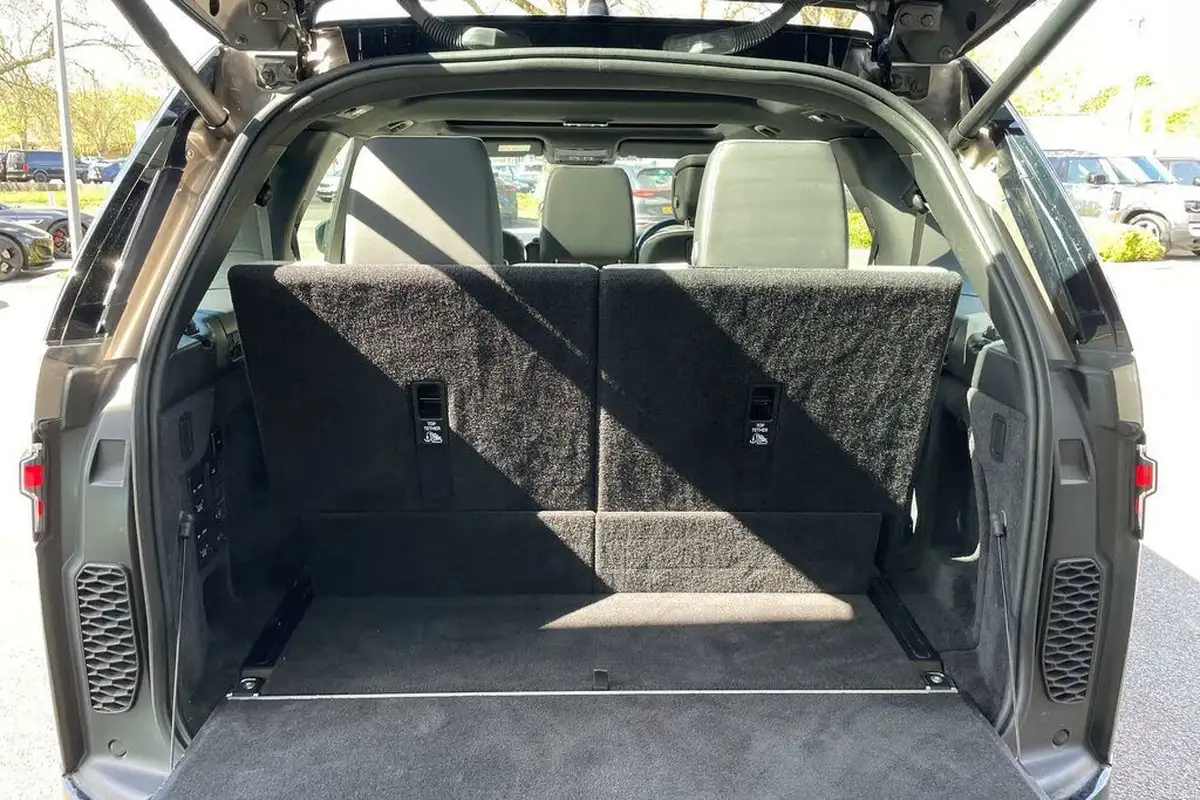 2021-land-rover-discovery-30-d300-r-dynamic-hse-big-36