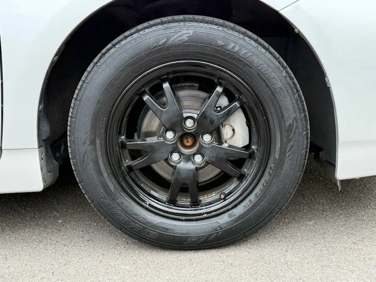 2014-toyota-prius-big-55