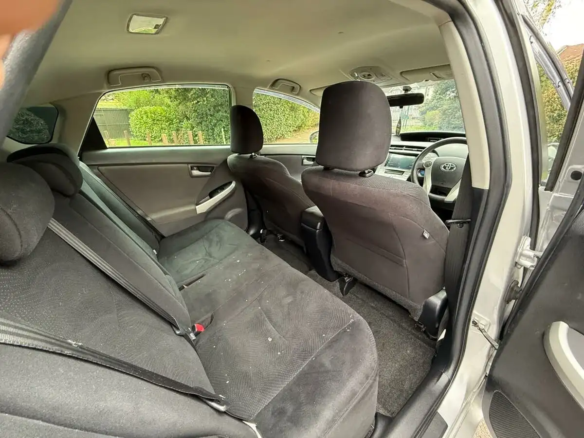 2014-toyota-prius-big-31