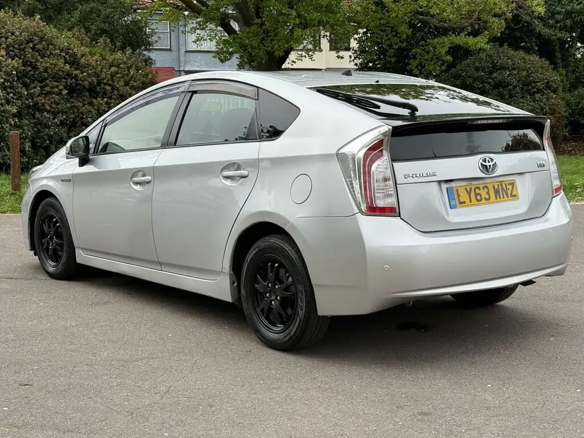 2014-toyota-prius-big-7