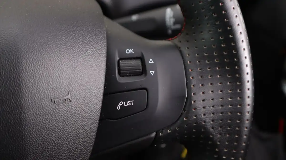 2019-peugeot-208-12-puretech-gt-line-110bhp-big-24