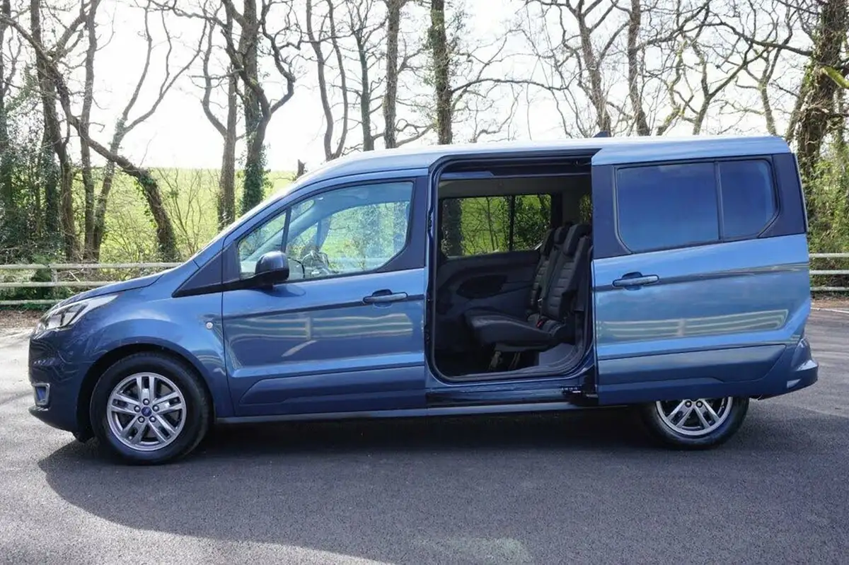 2021-ford-grand-tourneo-connect-15-titanium-big-2