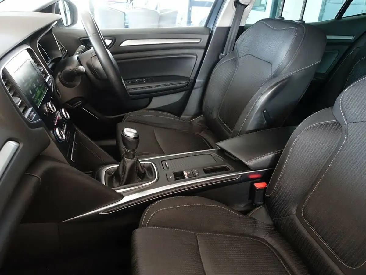 2019-renault-megane-13-tce-iconic-hatchback-big-10