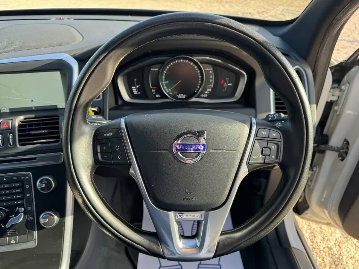 2016-volvo-xc60-20td-d4-r-design-nav-big-19