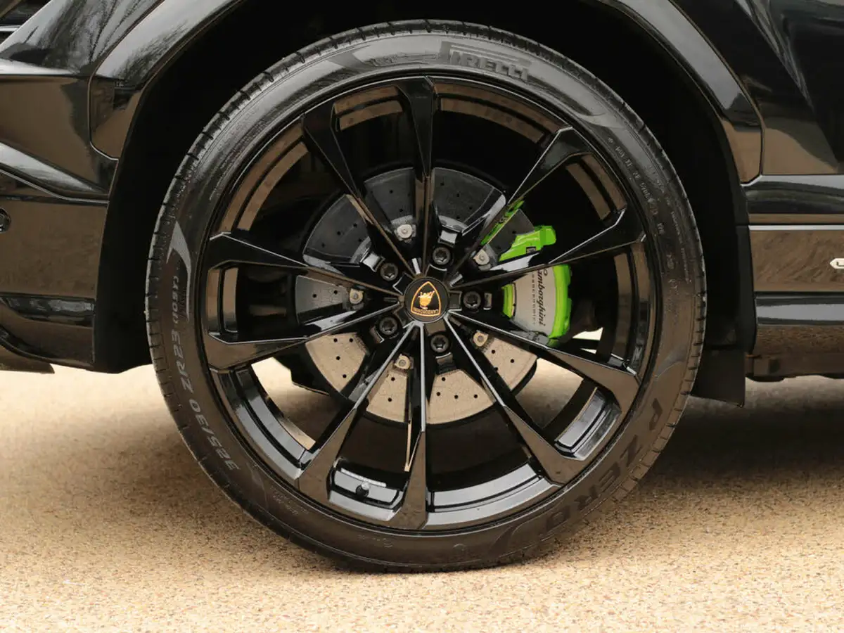 2024-lamborghini-urus-40-no-trim-big-36