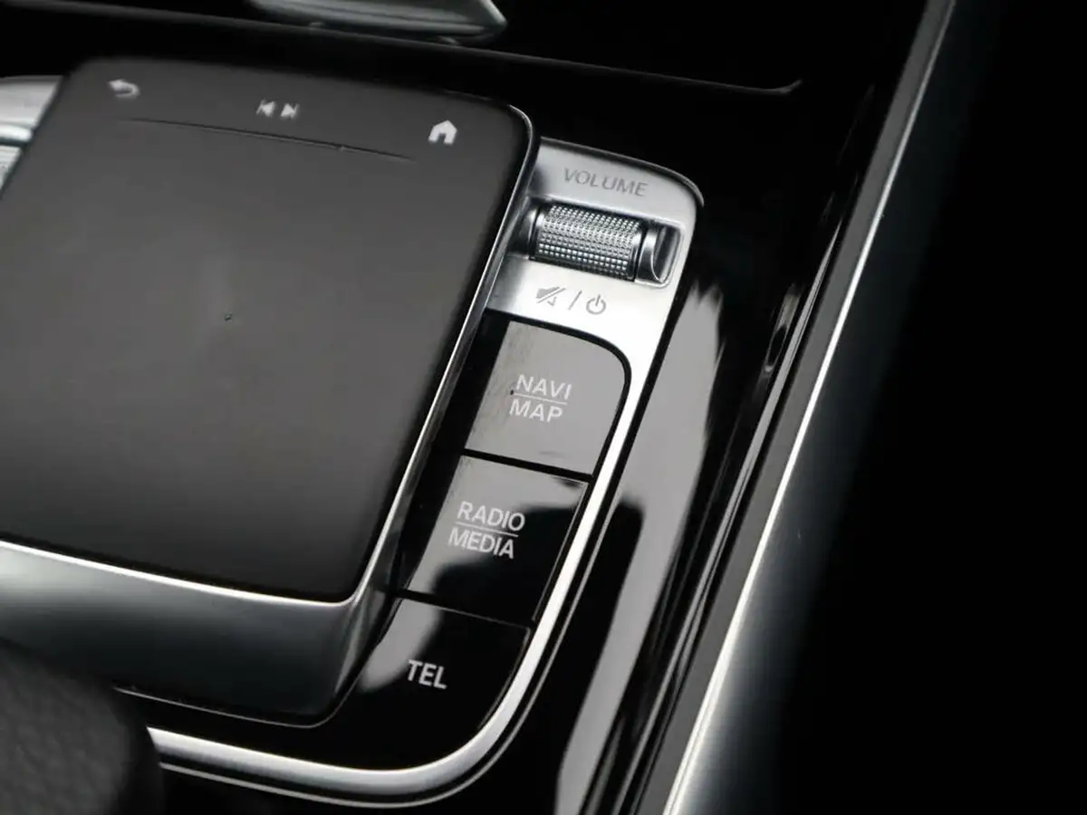 2020-mercedes-benz-glb-class-13-glb200-amg-line-premium-big-17