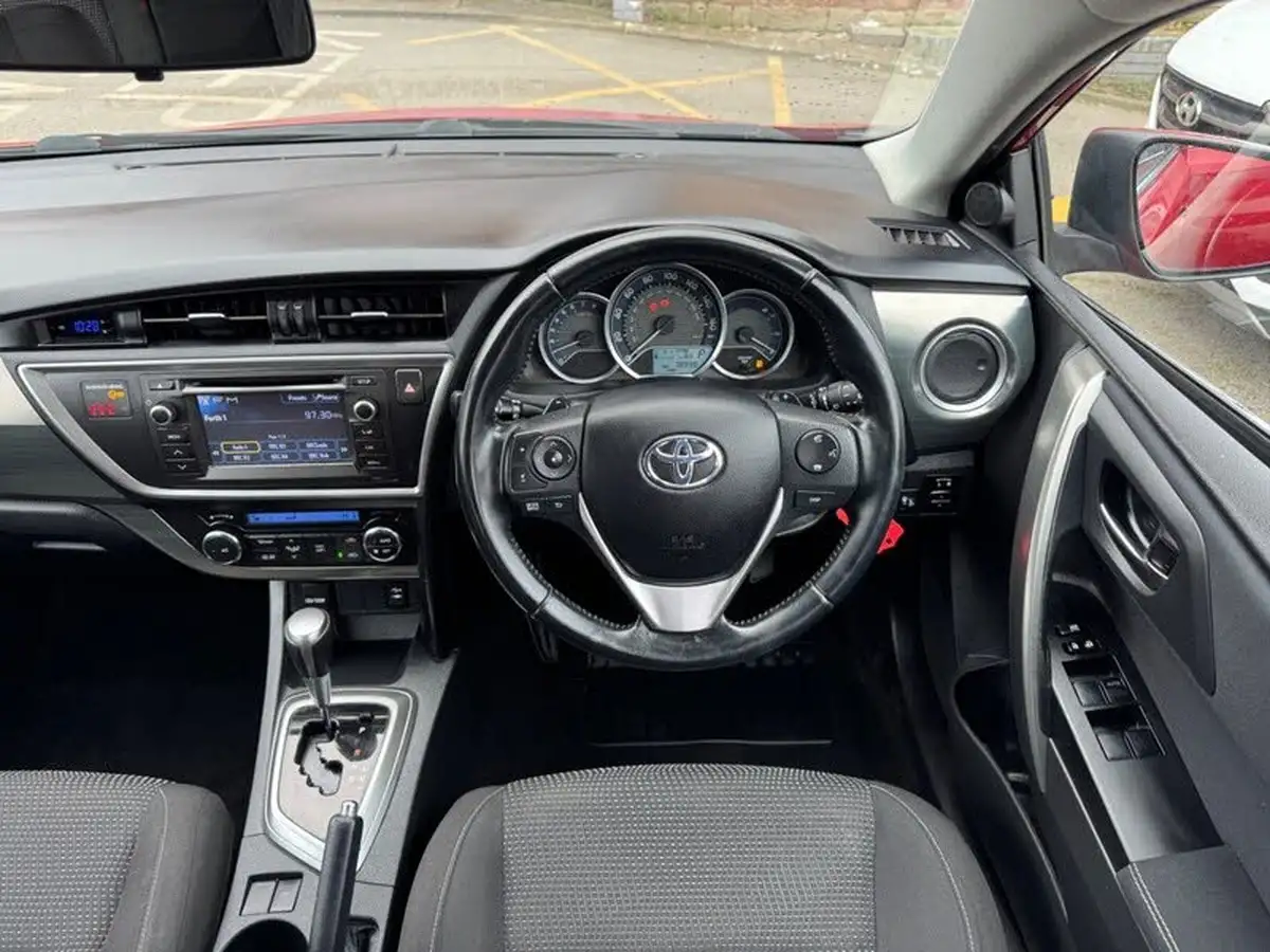 2014-toyota-auris-16-icon-hatchback-multidrive-s-big-9