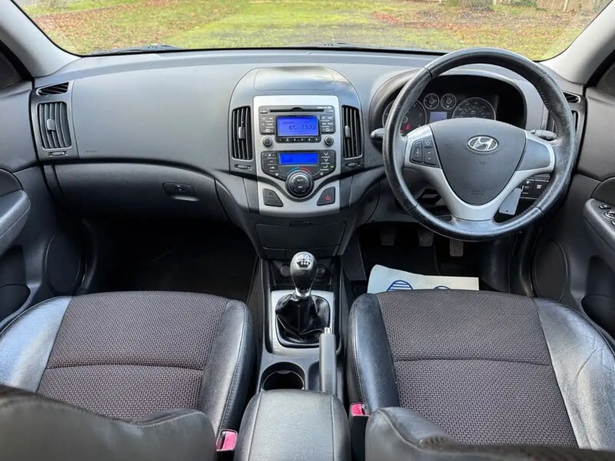 2011-hyundai-i30-16td-premium-16crdi-leather-estate-big-1
