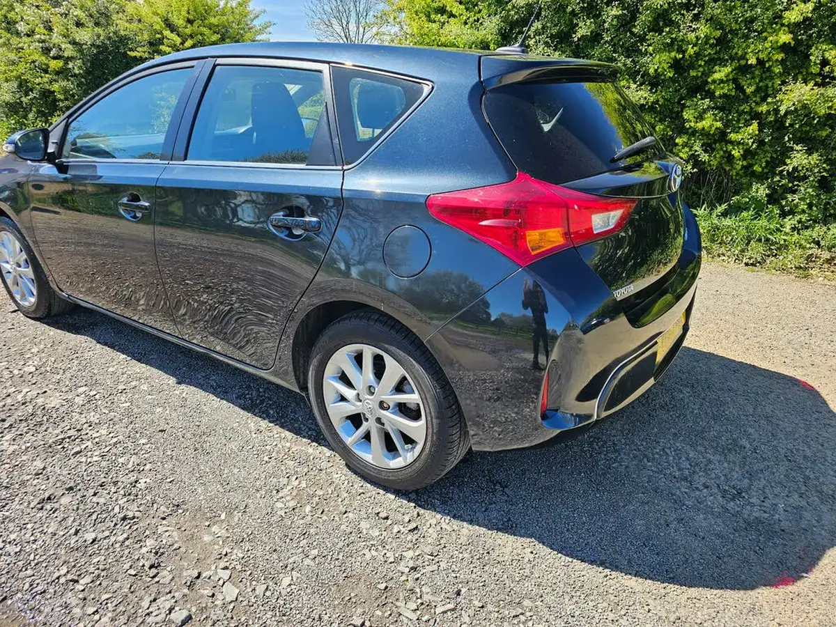 2015-toyota-auris-14td-icon-hatchback-big-4