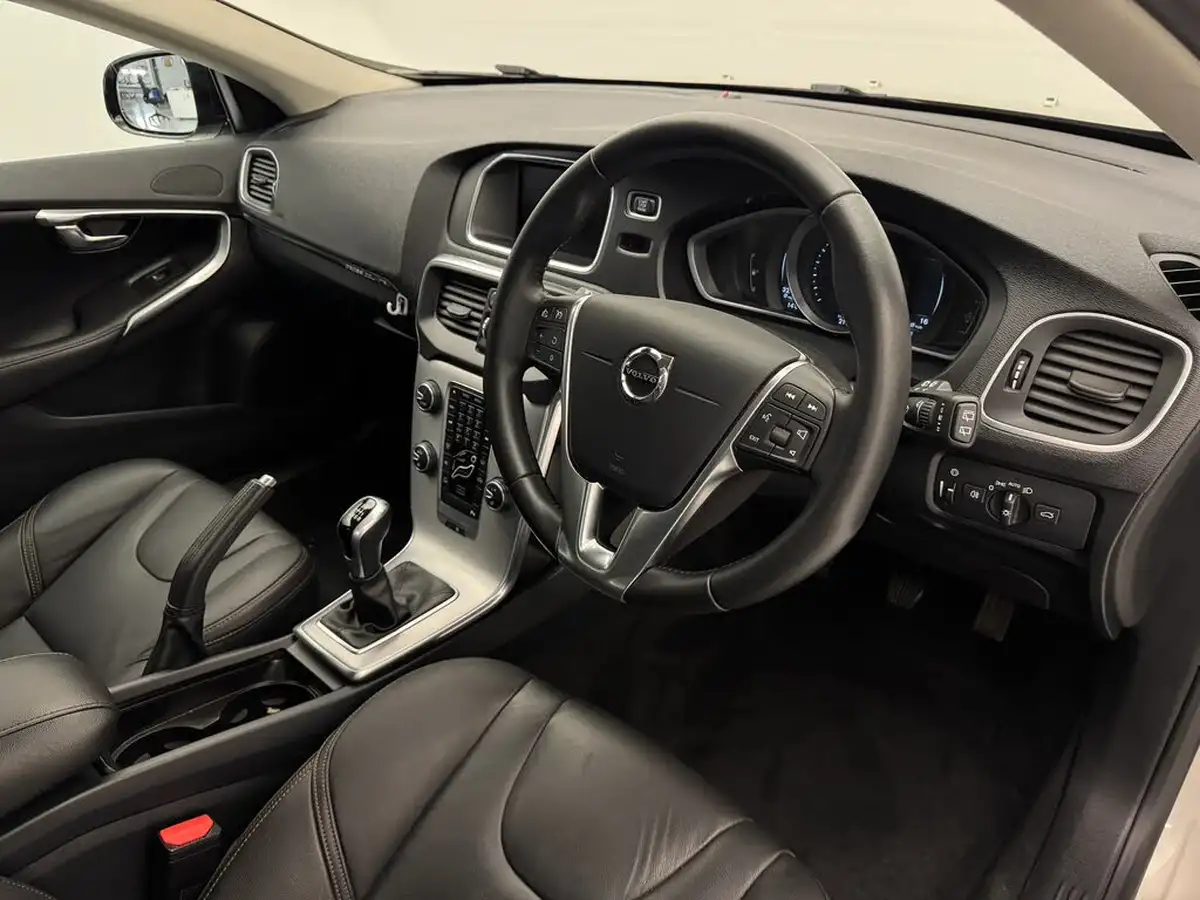 2016-volvo-v40-20-t3-cross-country-pro-big-16