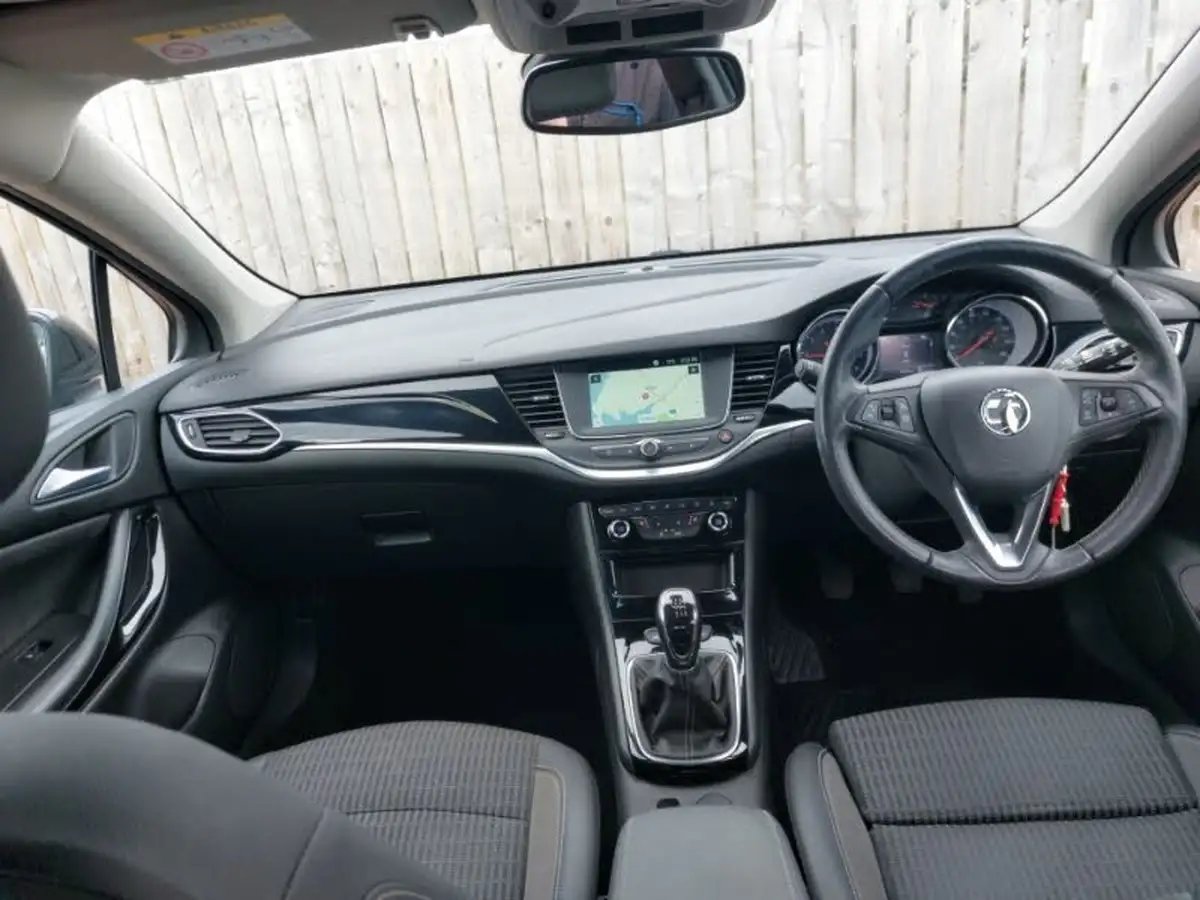 2021-vauxhall-astra-12-turbo-griffin-edition-hatchback-big-2