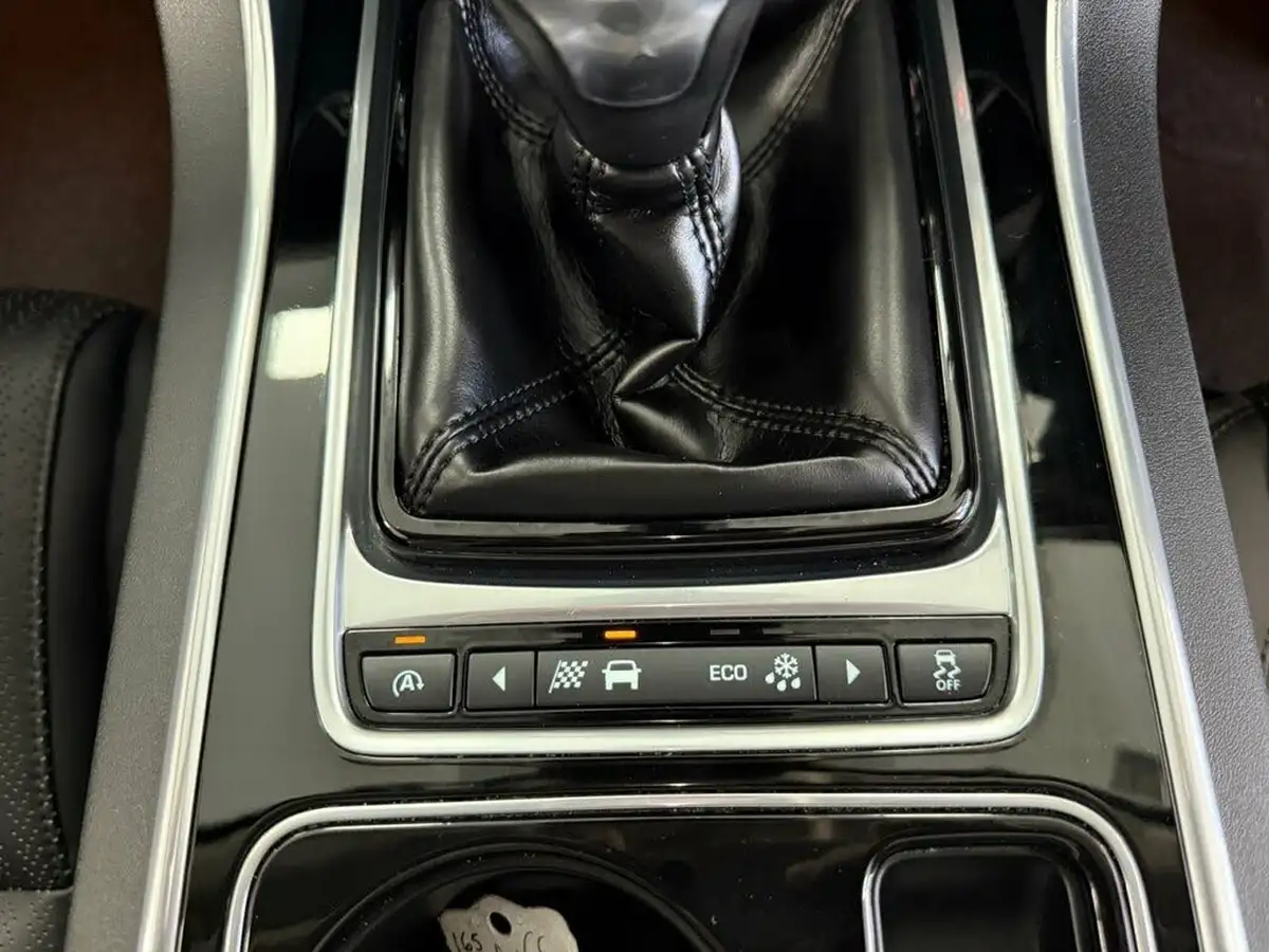 2016-jaguar-xe-20d-portfolio-163ps-big-44
