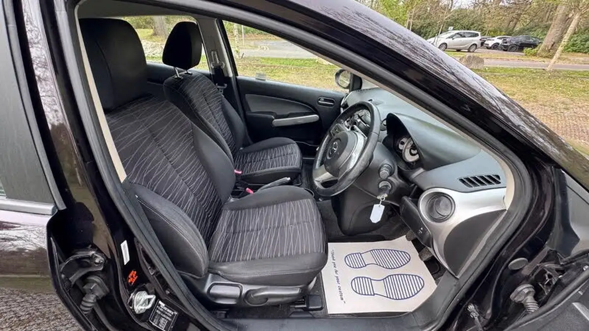 2010-mazda-mazda2-13-tamura-5d-big-9