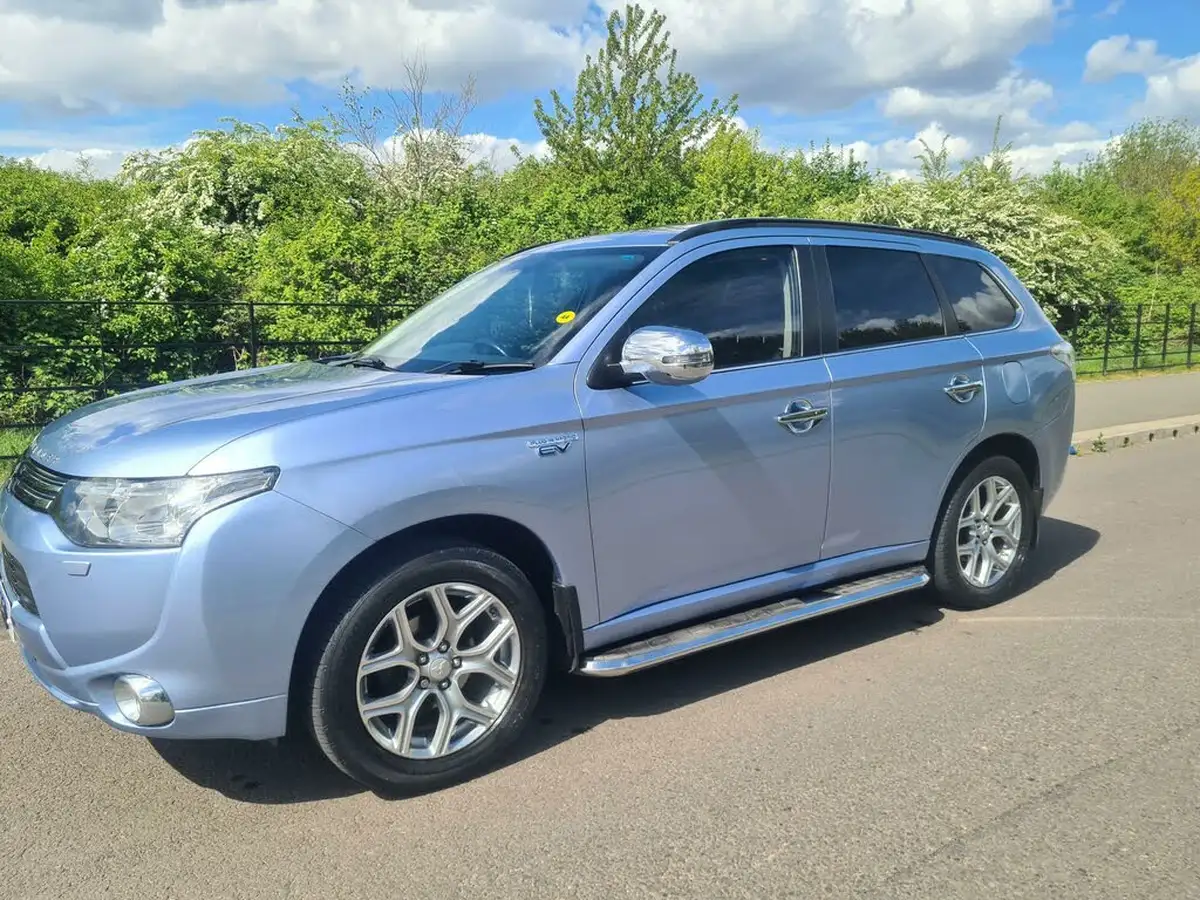 2015-mitsubishi-outlander-20-gx4h-phev-big-12