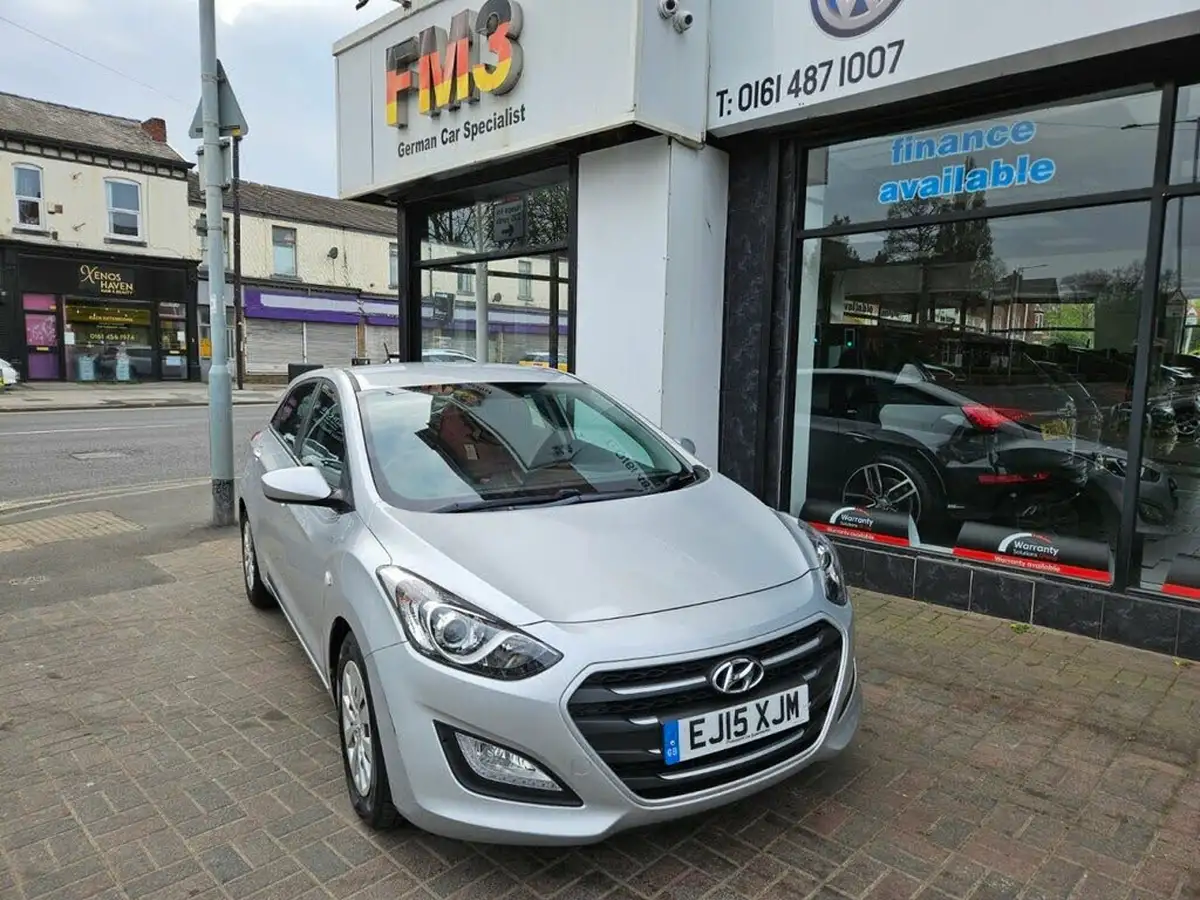 2015-hyundai-i30-16crdi-s-hatchback-big-9