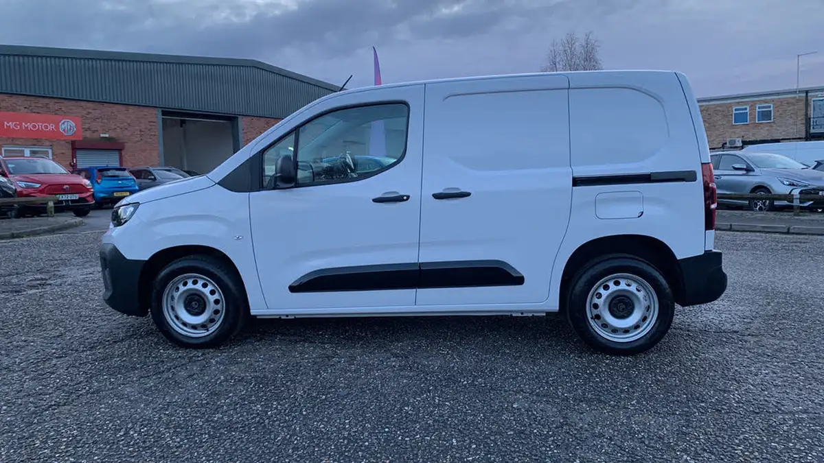 2024-citroen-berlingo-15-bluehdi-m-enterprise-100pseu6e-big-5