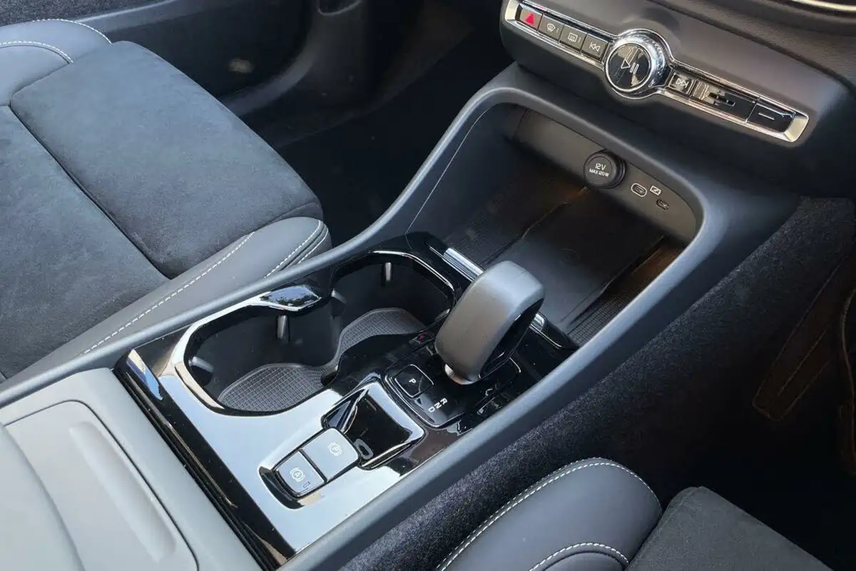 2024-volvo-xc40-20-b3-plus-big-41