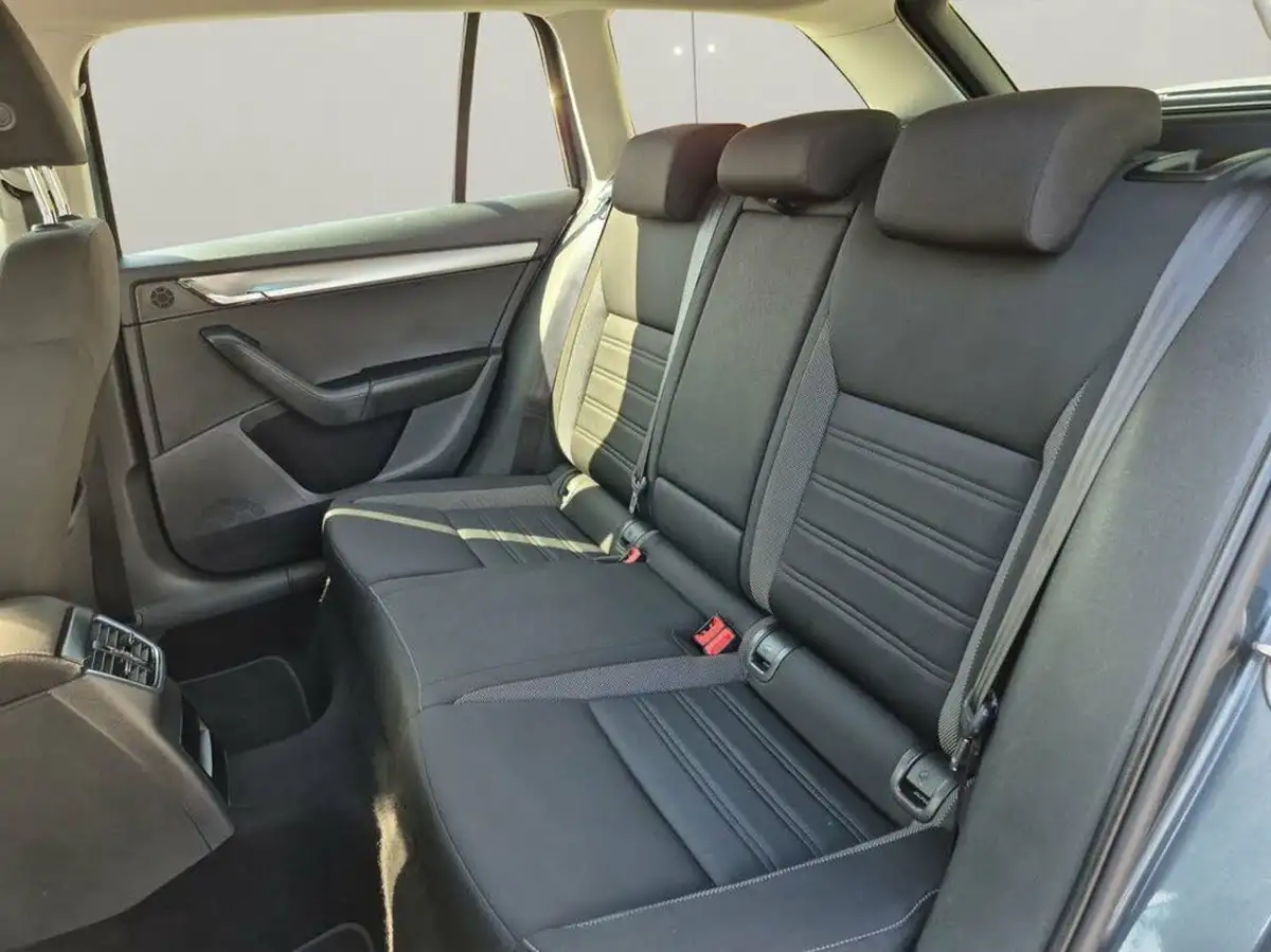 2019-skoda-octavia-16tdi-se-technology-estate-dsg-big-27