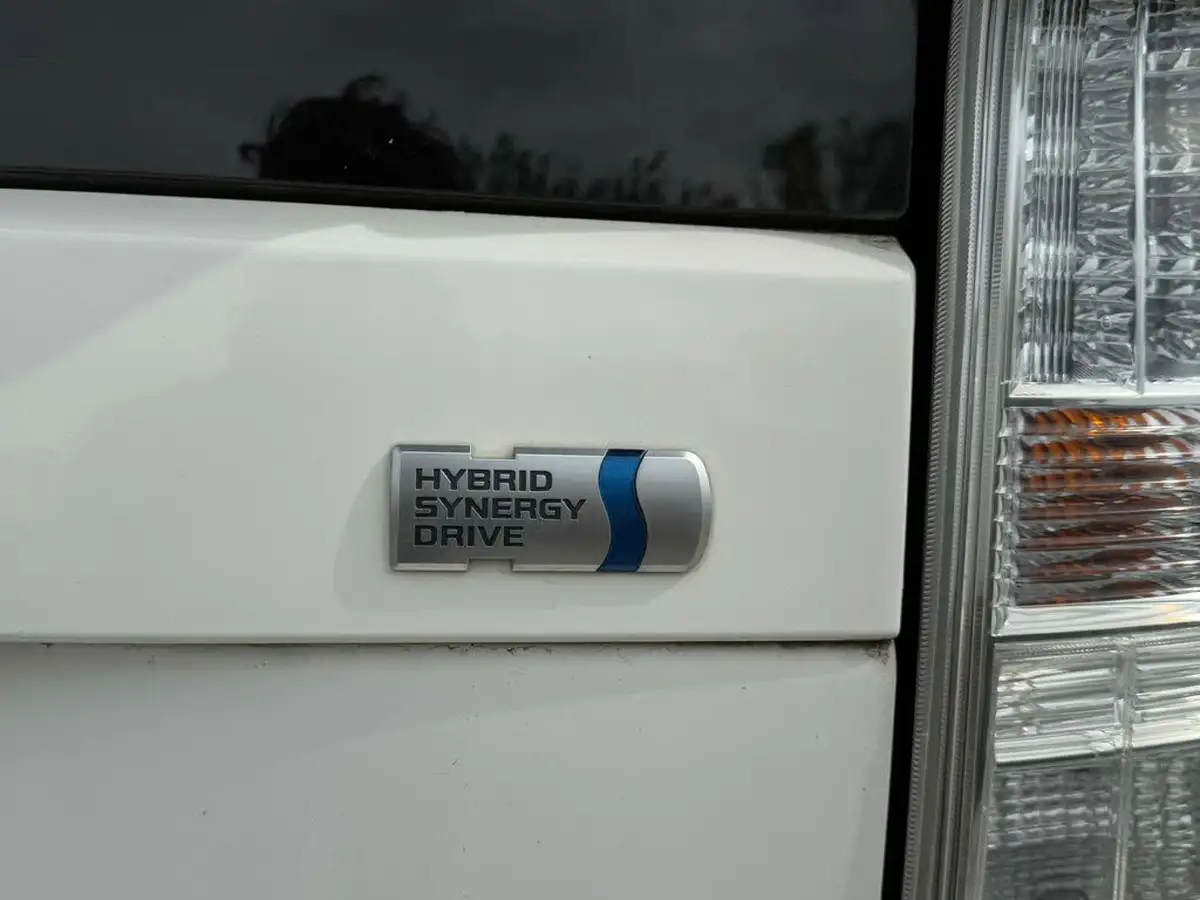 2011-toyota-prius-big-11