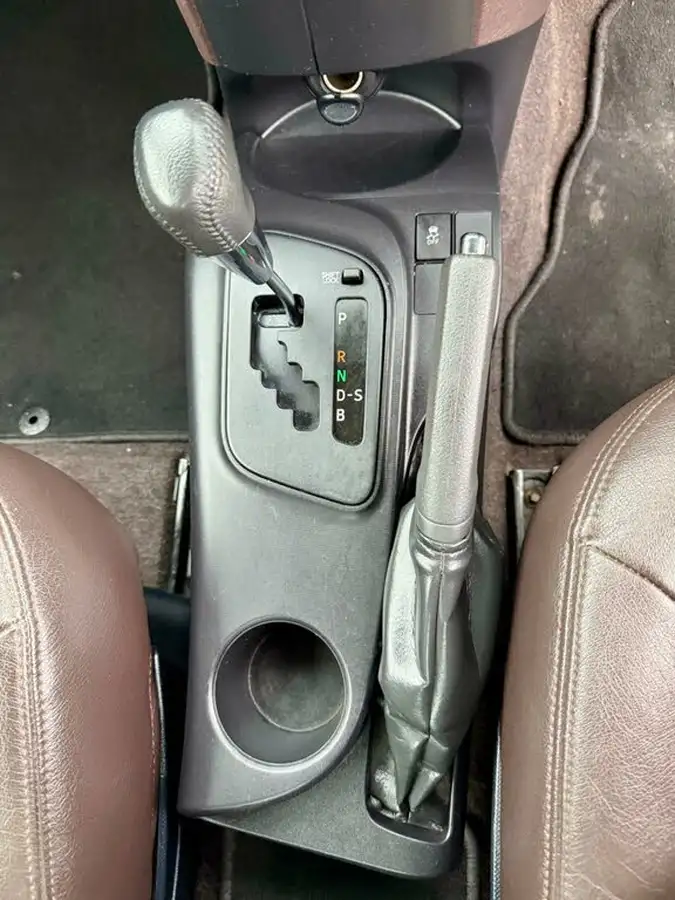 2009-toyota-iq-133-3-99bhp-cvt-big-20