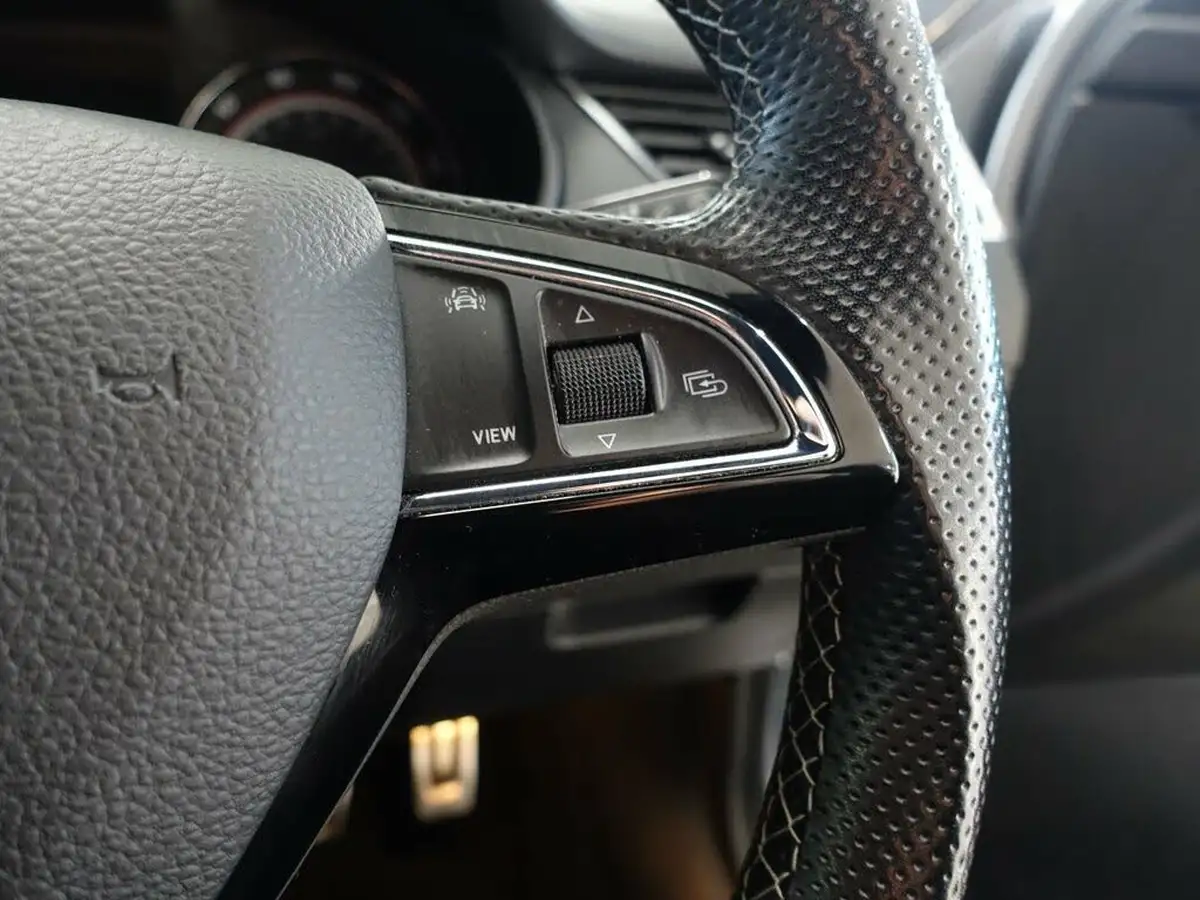 2019-skoda-octavia-20tdi-vrs-hatchback-big-19