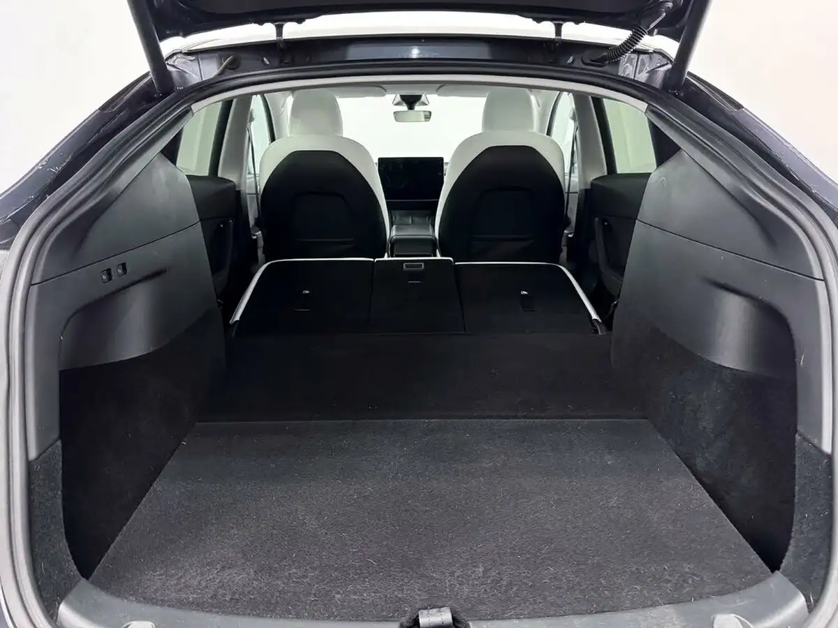 2022-tesla-model-y-e-long-range-big-7