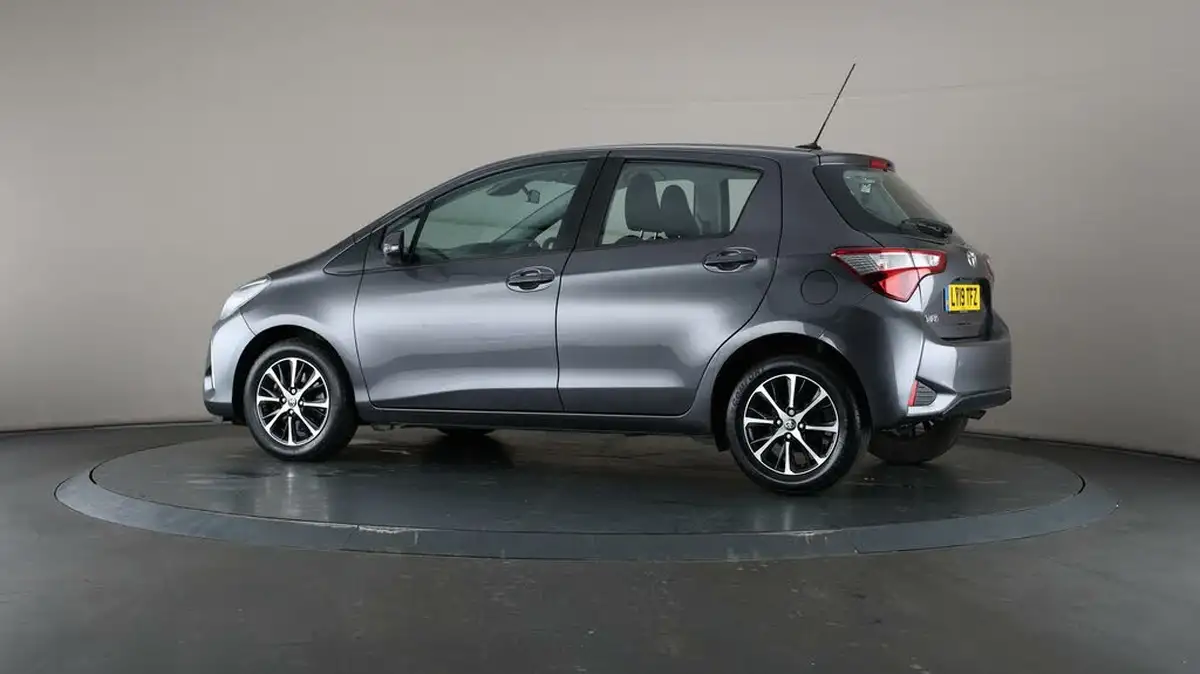 2019-toyota-yaris-15-vvt-i-icon-tech-111bhp-1496cc-big-65