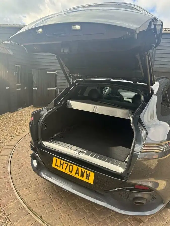 2020-aston-martin-dbx-40-v8-big-23