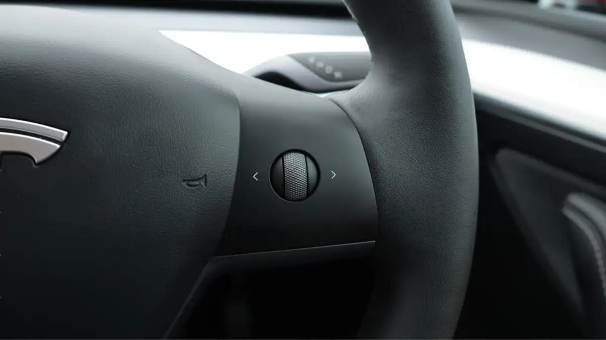 2022-tesla-model-y-e-long-range-big-24