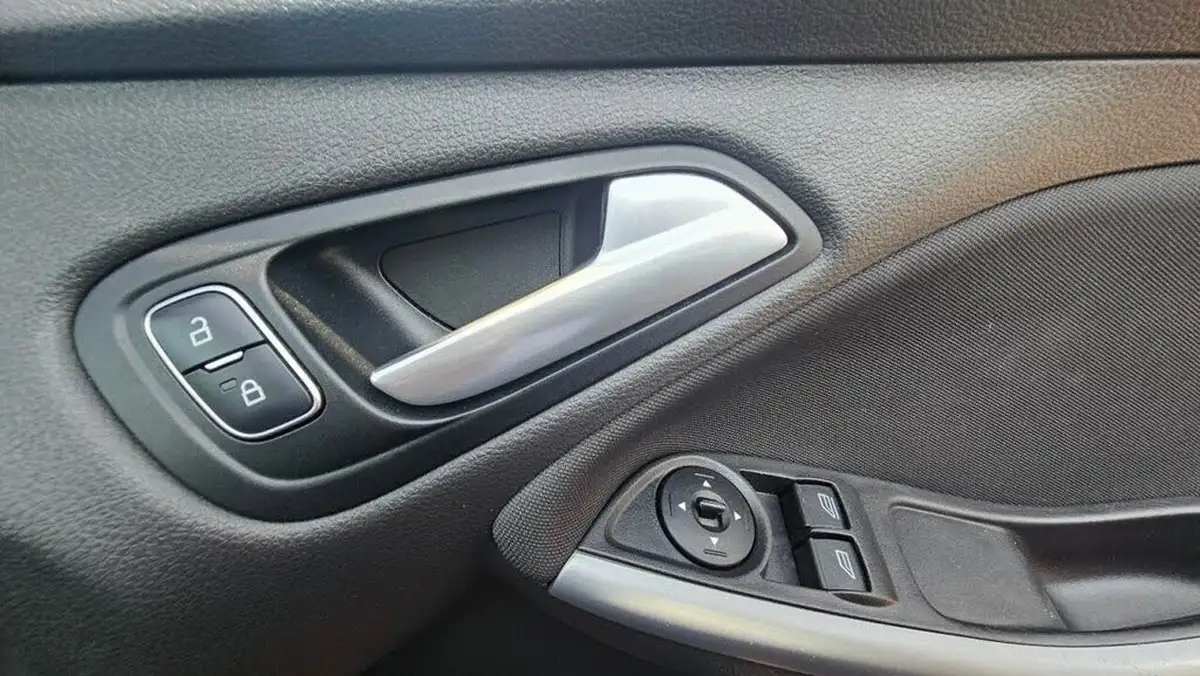 2015-ford-focus-10t-zetec-125ps-hatchback-big-30
