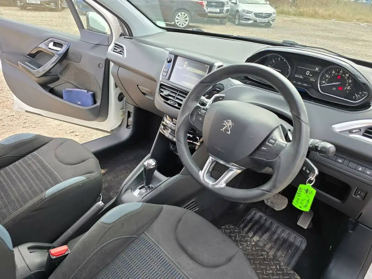 2014-peugeot-208-12-allure-ss-5d-egc-big-20