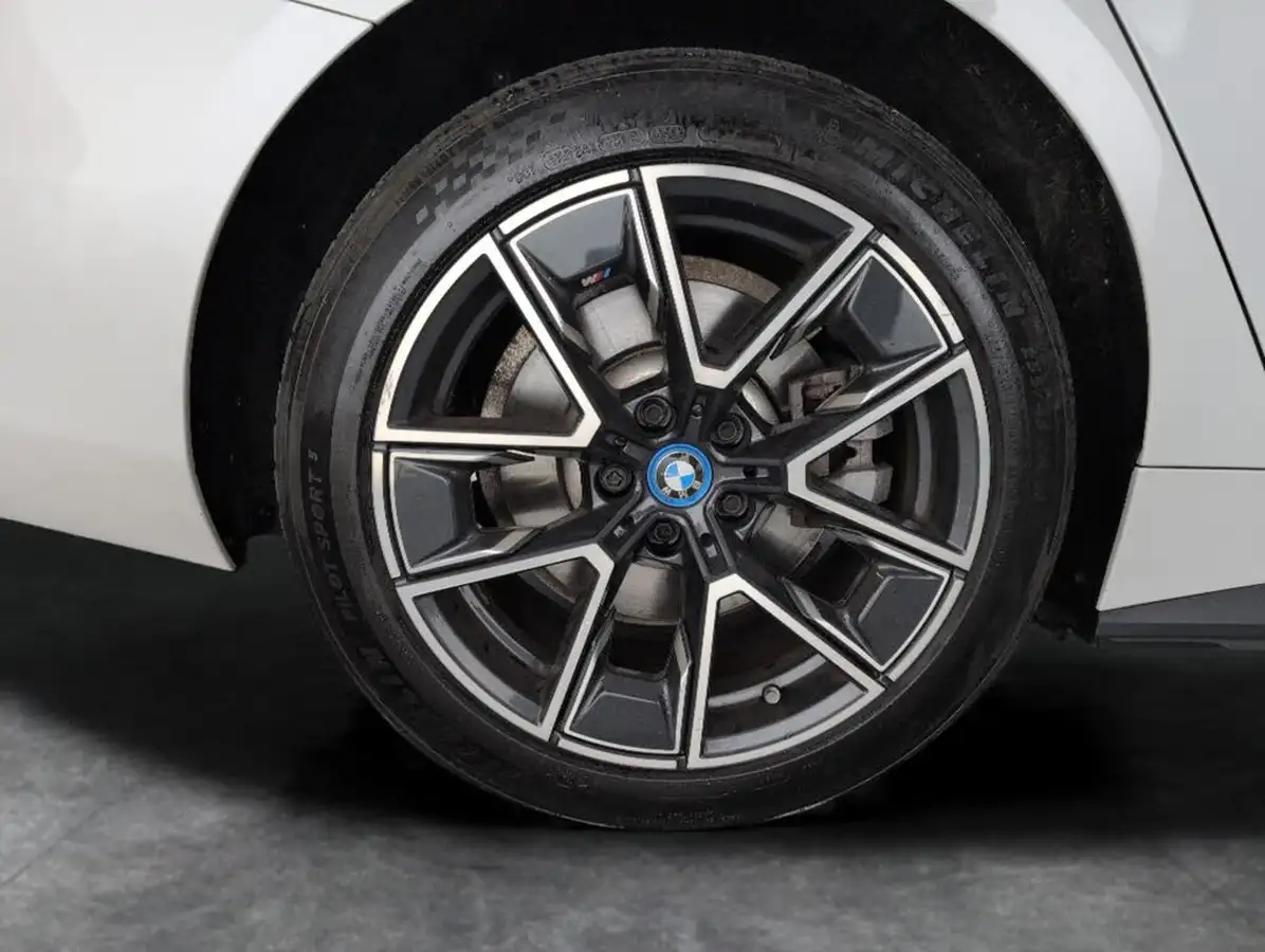 2022-bmw-i4-e-edrive40-m-sport-big-36
