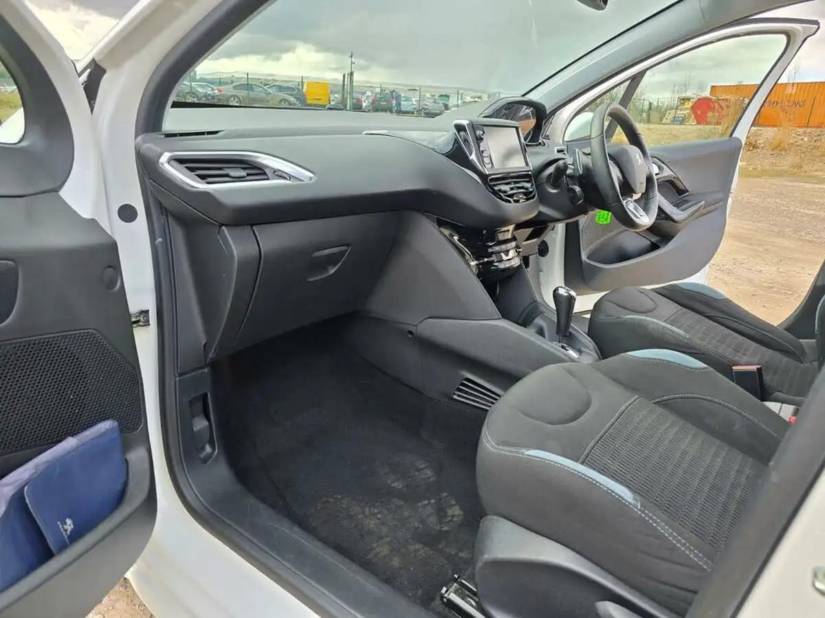 2014-peugeot-208-12-allure-ss-5d-egc-big-44