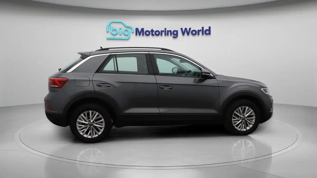 2023-volkswagen-t-roc-10-tsi-life-big-8