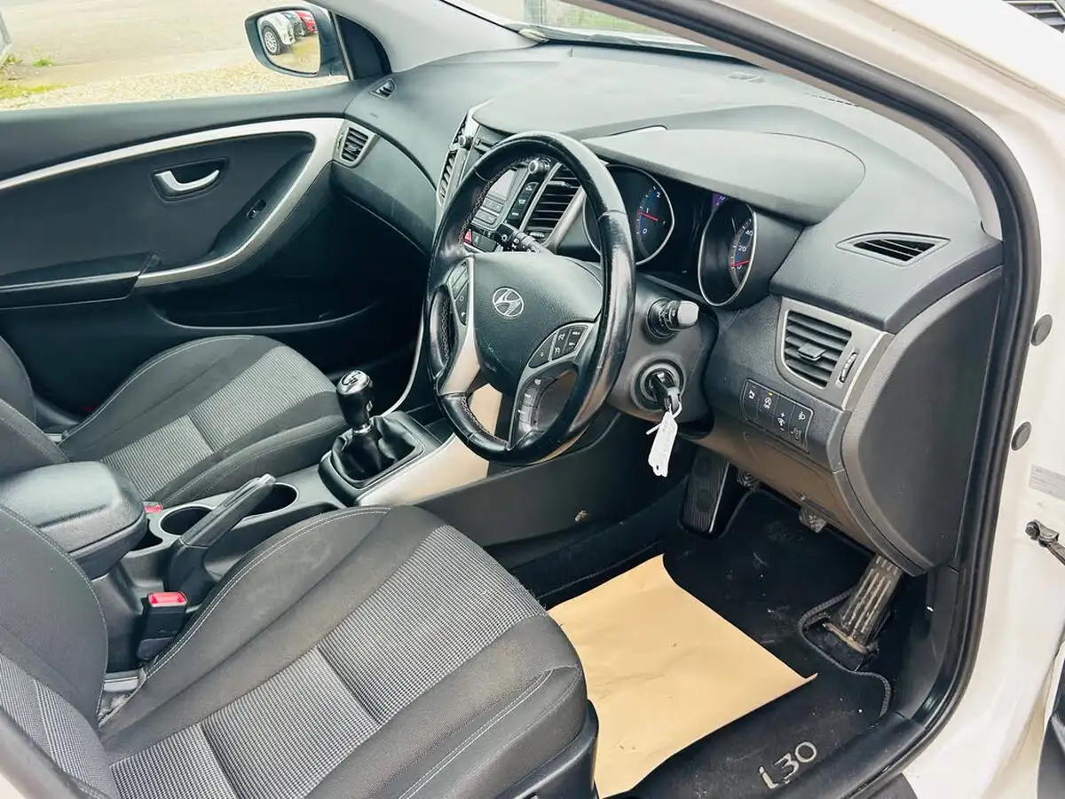 2013-hyundai-i30-16td-active-blue-drive-isg-big-1