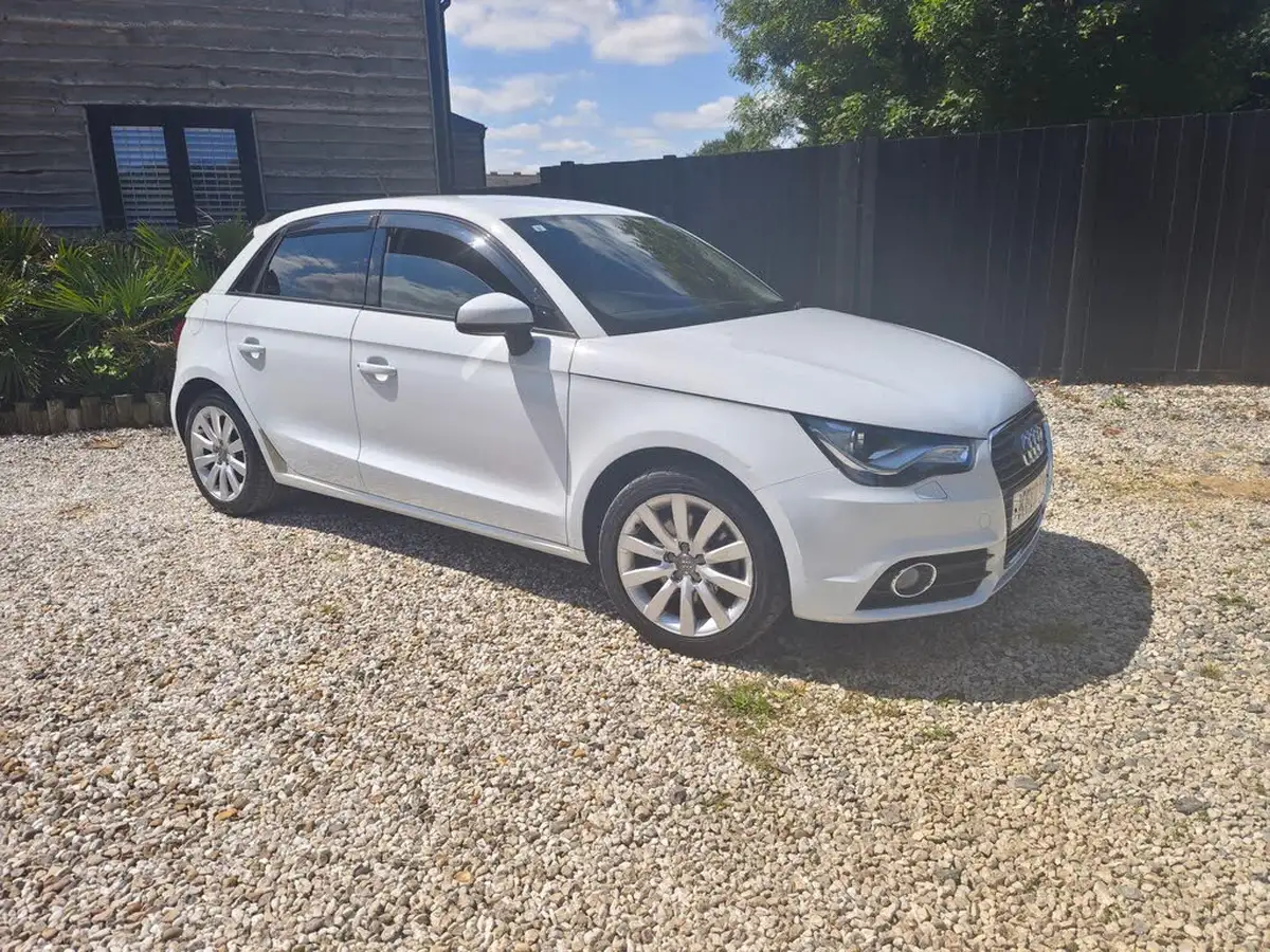 2013-audi-a1-big-8