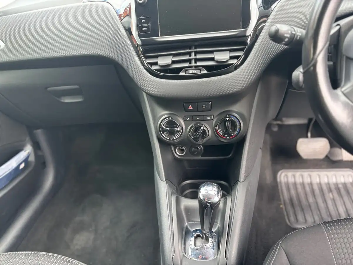 2015-peugeot-208-12-puretech-allure-82bhp-ss-3d-etg5-big-11