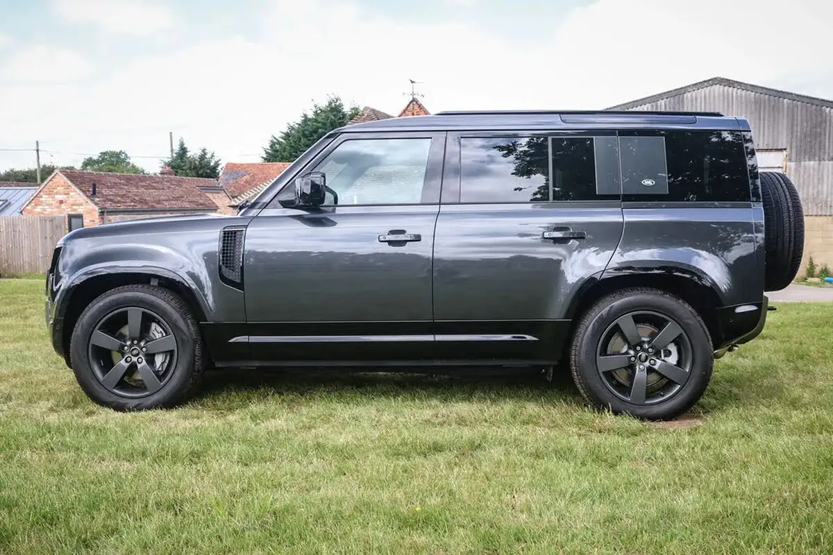 2024-land-rover-110-defender-30-d300-x-dynamic-hse-big-2