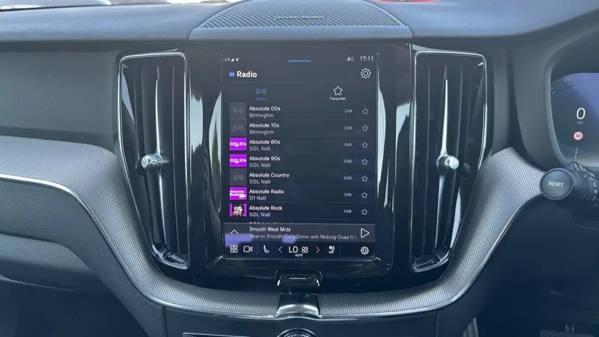 2022-volvo-xc60-20-b5-plus-big-39