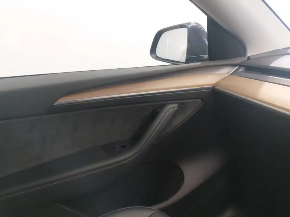 2022-tesla-model-y-e-long-range-big-14
