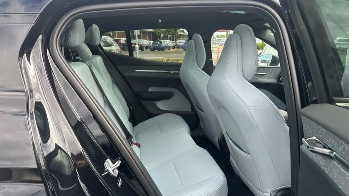 2025-volvo-ex30-e-single-motor-ultra-big-5
