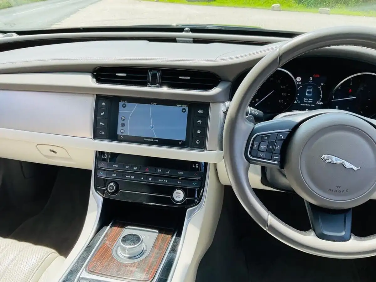 2015-jaguar-xf-20td-portfolio-180ps-auto-big-33