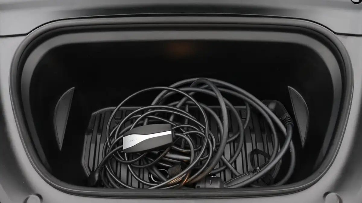 2022-tesla-model-y-e-long-range-big-28