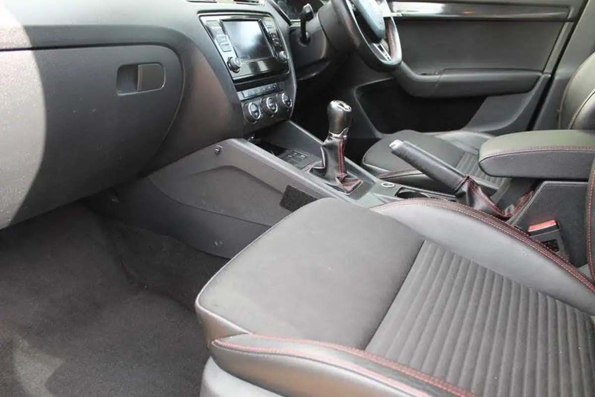 2017-skoda-octavia-20tdi-vrs-estate-big-6