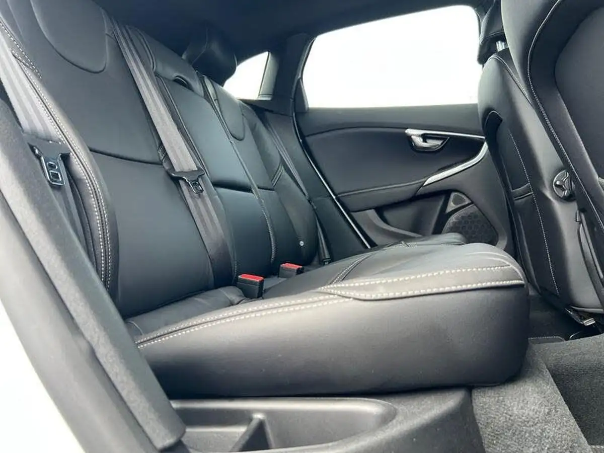 2019-volvo-v40-15-t3-r-design-edition-big-13