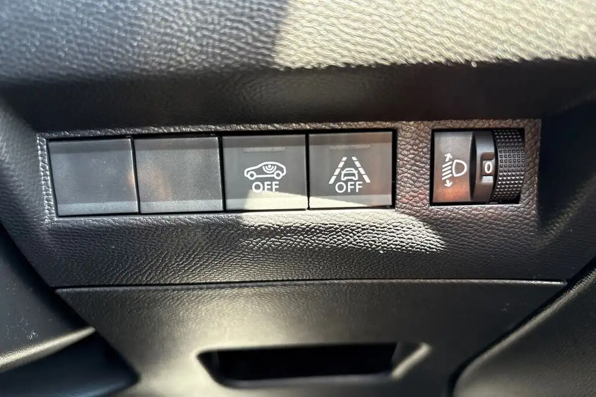 2021-peugeot-208-12-puretech-allure-100bhp-big-32