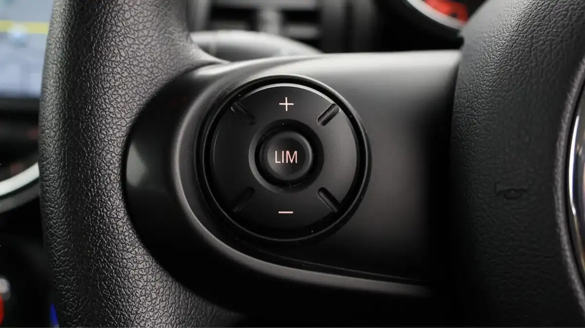2020-mini-cooper-15-cooper-classic-nav-hatchback-3d-big-22