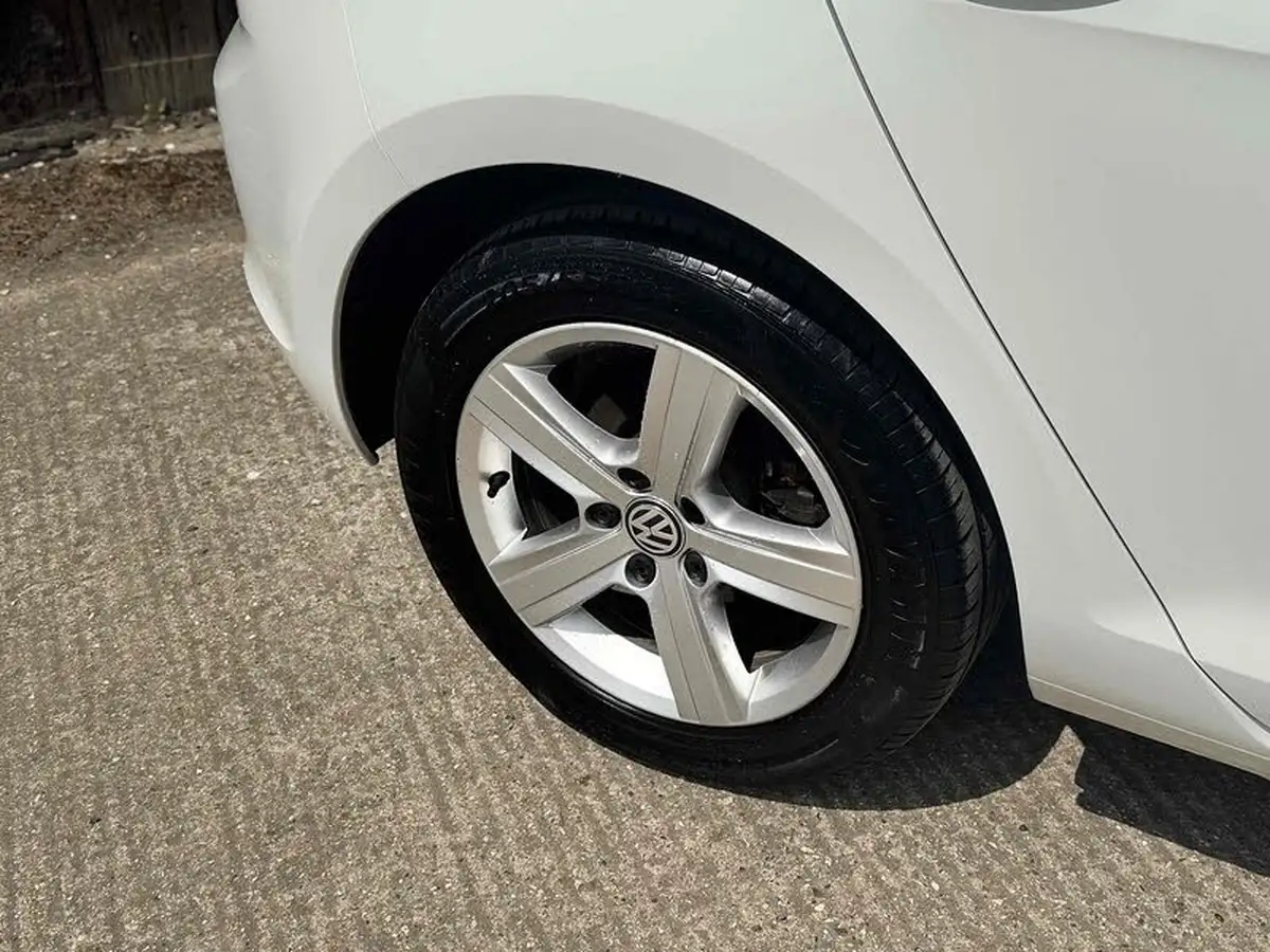 2015-volkswagen-golf-14-match-5d-big-41