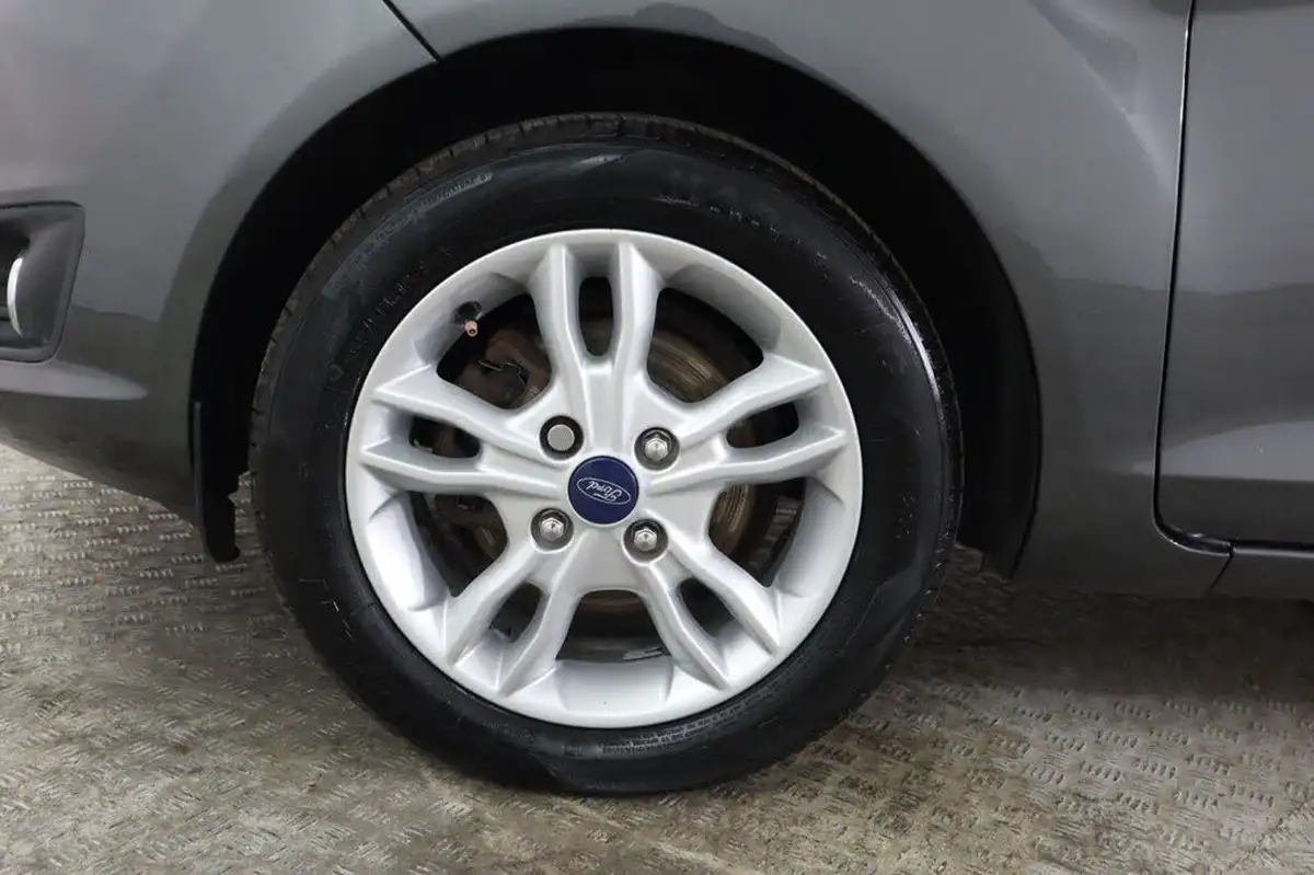 2016-ford-fiesta-125-zetec-5d-big-13